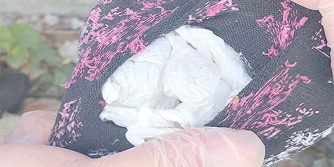 MOLOZLARA GİZLENMİŞ ÇORAPTAN UYUŞTURUCU ÇIKTI