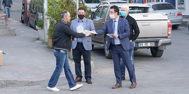 BAŞKAN SARIKURT, EMEKÇİLERE MASKE DAĞITTI