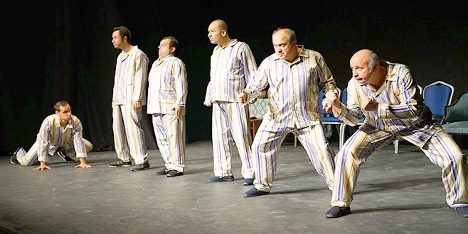 PİJAMALI ADAMLAR ATATÜRK EVİ İÇİN SAHNE ALDI