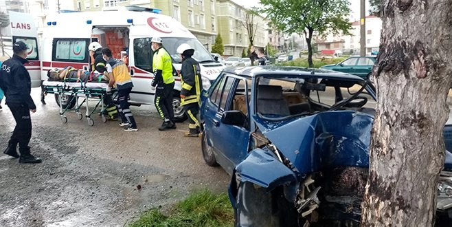 OTOMOBİL AĞACA ÇARPTI: 2 YARALI
