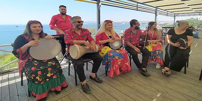 EN ÇOK OYU ALMAK İÇİN ÇALIP OYNADILAR