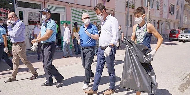 BAŞKAN SARIKURT ELDİVENLERİ TAKTI ÇÖPLERİ TOPLADI