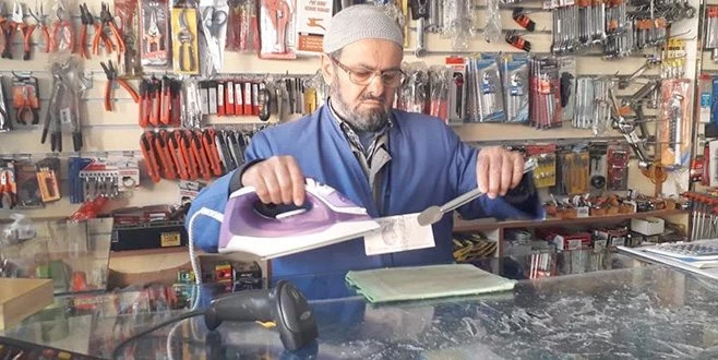 ESNAF KORONA VİRÜSE KARŞI KAĞIT PARALARI ÜTÜLÜYOR