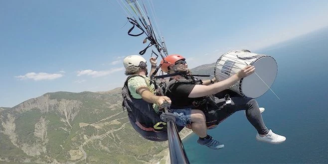 600 METREDE PARAŞÜTTE DAVUL ÇALDI	