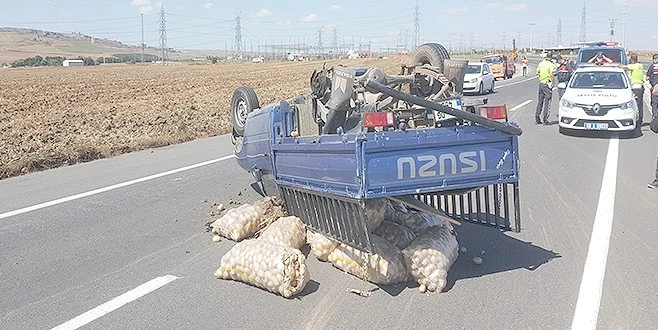 PATATES YÜKLÜ KAMYONET DEVRİLDİ PATATESLER YOLA SAÇILDI