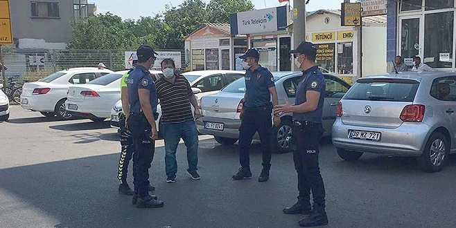 POLİSİ GÖREN MASKESİNİ TAKTI