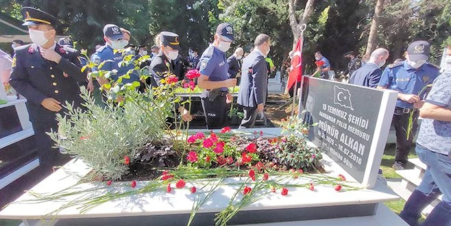 DARBEDE MÜDÜRÜNÜ KORURKEN ŞEHİT OLAN KORUMA POLİSİ ANILDI
