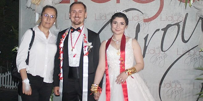 GENÇ MÜHENDİS RIDVAN İLE ÖZNUR ÇİFTİ DÜNYA EVİNE GİRDİ