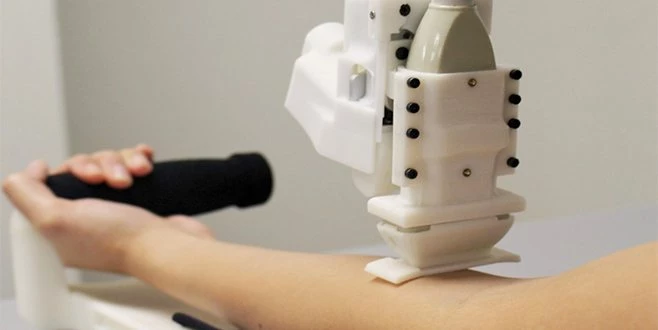 HASTANIN KOLUNDAN KAN ALABİLEN ROBOTLAR GELİŞTİRİLDİ