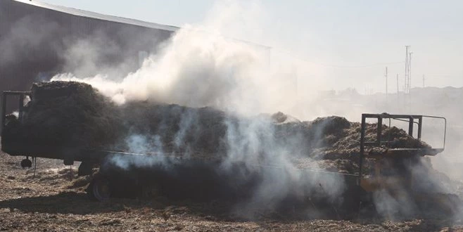 SAMAN YÜKLÜ TRAKTÖR ATEŞ TOPUNA DÖNDÜ