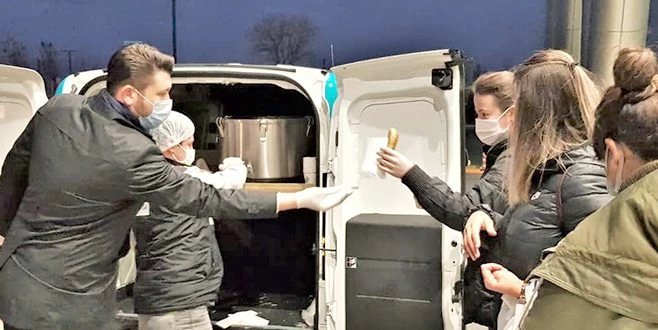 SAĞLIK ÇALIŞANLARINA SICAK ÇORBA VE SİMİT İKRAMI