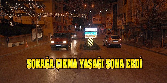 ARAÇ VE YAYALAR SOKAĞA AKIN ETTİ