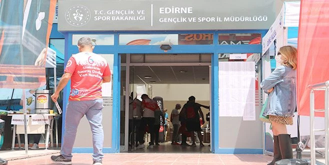 ULUSLARARASI 6. SINIRSIZ DOSTLUK YARI MARATONU İÇİN SPORCULAR KİTLERİNİ ALDI