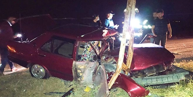 ELEKTRİK DİREĞİNE ÇARPAN OTOMOBİLİN SÜRÜCÜSÜ AĞIR YARALANDI