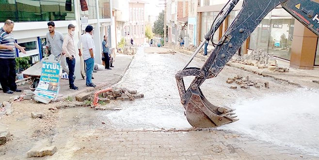 PATLAYAN BORUDAN FIŞKIRAN SU YOLLARI GÖLE ÇEVİRDİ
