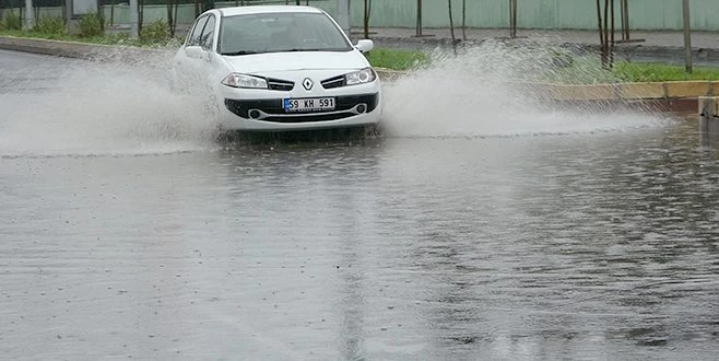 YAĞMURDA CADDELER GÖLE DÖNDÜ