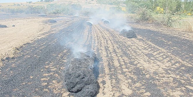 BALYA MAKİNESİNDEN SIÇRAYAN KIVILCIM TARLAYI KÜLE ÇEVİRDİ