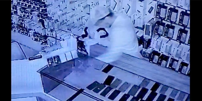 40 SANİYEDE 100 BİN LİRALIK TELEFON ÇALDI