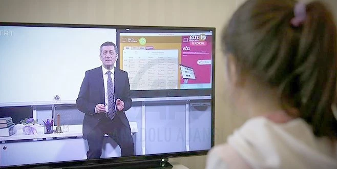 EBA TV?Yİ TAKİP EDEMEYEN ÖĞRENCİLERE TELEVİZYON HEDİYE EDİLDİ