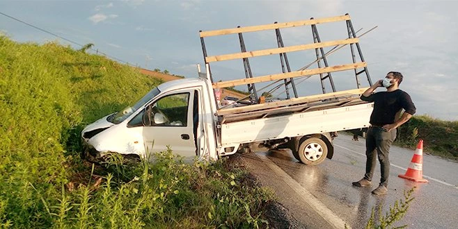 2 KİŞİNİN YARALANDIĞI KAZADA SÜRÜCÜLERİN DUYARSIZLIĞINA TEPKİ GÖSTERDİ