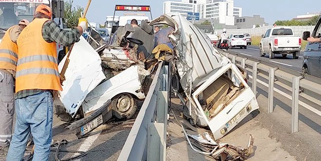 TERS YÖNE GİREN ARAÇ KAĞIT GİBİ EZİLDİ: 1 ÖLÜ, 2 YARALI