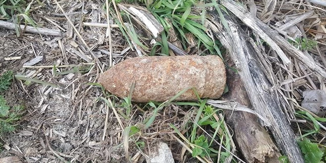 TARLA SÜRERKEN TRAKTÖRÜNE TOP MERMİSİ TAKILDI