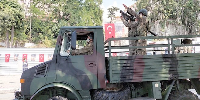 TEKİRDAĞ?DA ZAFER BAYRAMI: VATANDAŞLAR ASKERİ ARAÇLARIN GEÇİŞİNİ BÜYÜK BİR İLGİYLE İZLEDİ