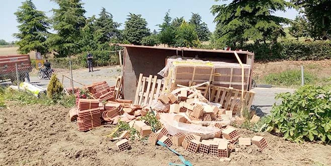 TUĞLA YÜKLÜ RÖMORK TARLAYA DEVRİLDİ