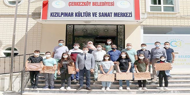 ÖĞRENCİLERİ TEBRİK ETTİ