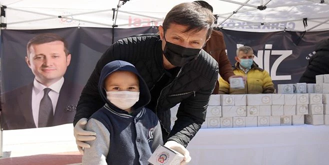 BAŞKAN AKAY VATANDAŞLARIN KANDİLİNİ KUTLADI