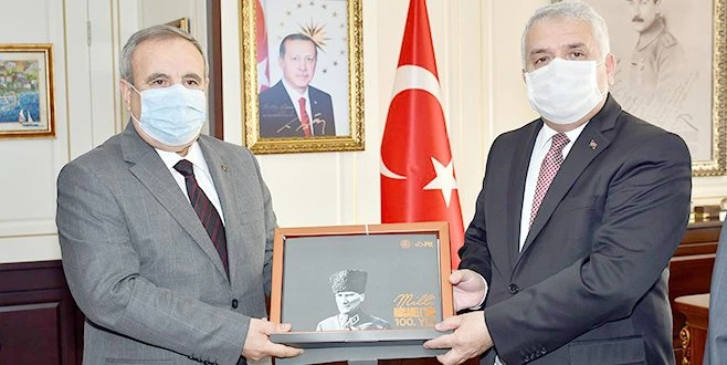 PTT`DEN VALİ YILDIRIM`A MİLLİ MÜCADELENİN 100. YIL PUL KOLLEKSİYONU