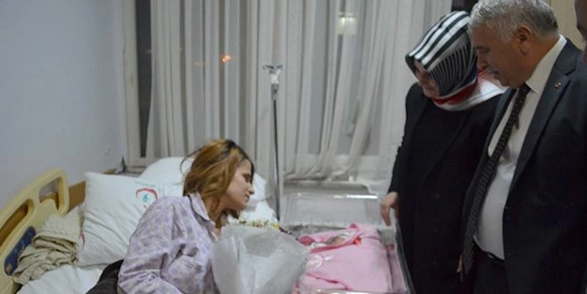 VALİ, EŞİYLE BİRLİKTE 2019 YILININ SON BEBEKLERİNE ALTIN TAKTI