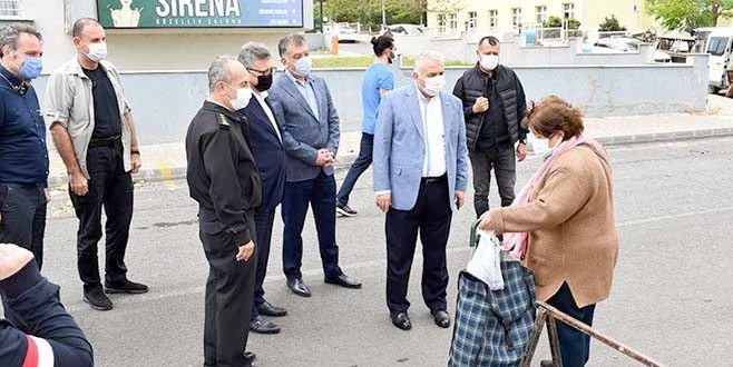 VALİ AZİZ YILDIRIM PAZAR YERLERİNDE DENETİMLERDE BULUNDU