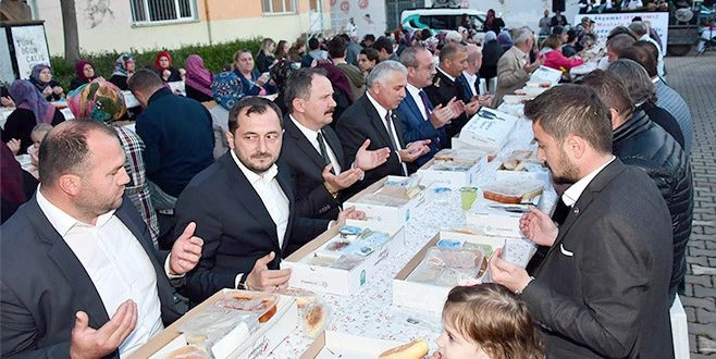 AZİZ YILDIRIM İLK İFTARI VATANDAŞLARLA AÇTI