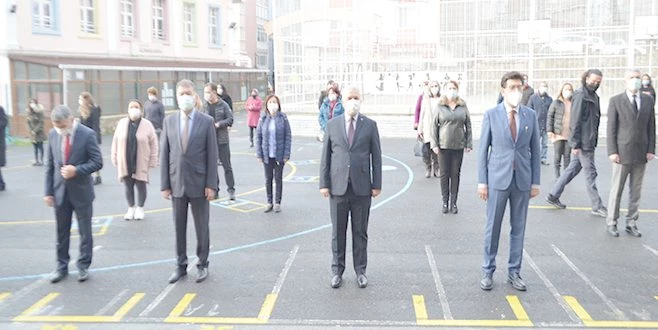 VALİ YILDIRIM OKULDA BAYRAK TÖRENİNE KATILDI