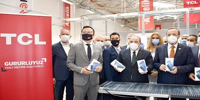 SANAYİ VE TEKNOLOJİ BAKANI VARANK AKILLI TELEFON ÜRETİMİNE BAŞLAYAN TESİSİ ZİYARET ETTİ