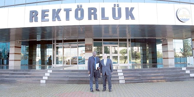 ÇAD CUMHURBAŞKANI ADAYI, SEÇİM ÖNCESİ MEZUNU OLDUĞU ÜNİVERSİTESİYE GELDİ