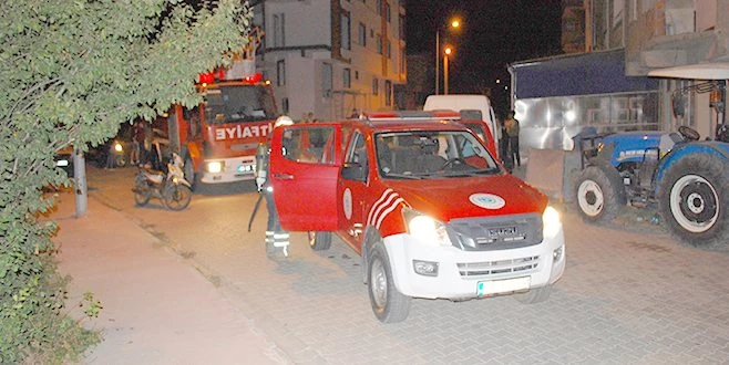 YANGINDA PANİKLEYEN 10 İŞÇİYİ KEPÇEYLE KURTARDI