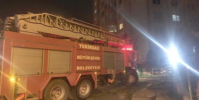 9 KATLI BİNANIN BACASINDA ÇIKAN YANGIN PANİĞE NEDEN OLDU