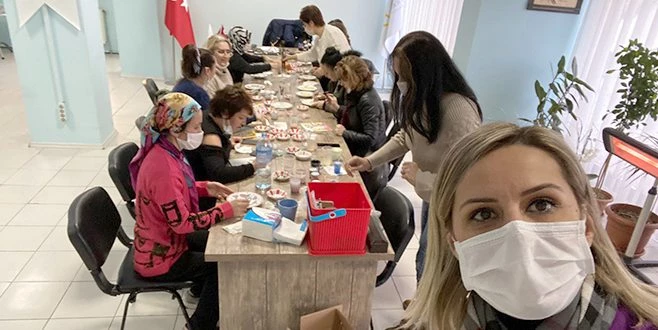 İYİ PARTİLİ KADINLAR ÇİNİ BOYAMA ETKİNLİĞİ YAPTI