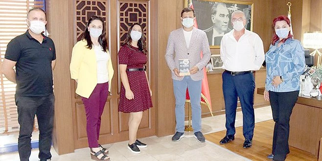 GENÇ YAZAR İLK KİTABINI BAŞKANA HEDİYE ETTİ