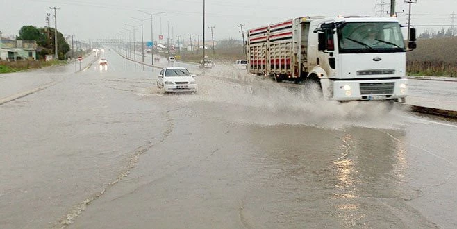 SAĞANAK YAĞIŞ: YOLLAR GÖLE DÖNDÜ, SÜRÜCÜLER ZOR ANLAR YAŞADI
