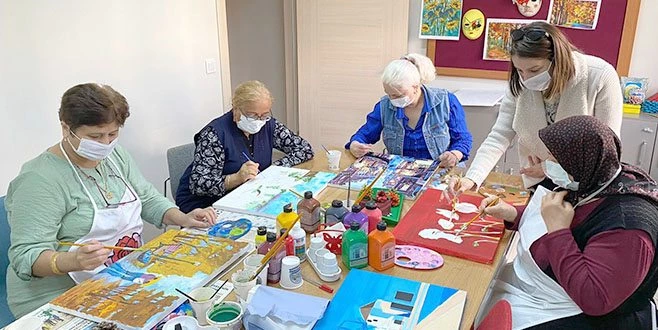 YAŞLI YAŞAM MERKEZİ MÜDAVİMLERİ EBRU VE RESİM ÖĞRENİYOR