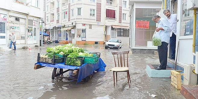 20 DAKİKALIK YAĞMUR SONRASI SOKAKLAR GÖLE DÖNDÜ