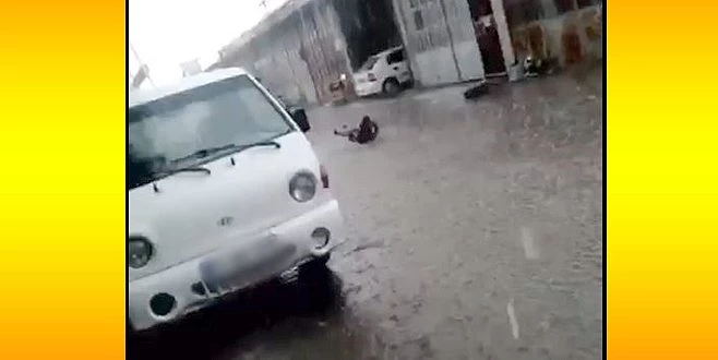 GÖLE DÖNEN YOLDA YÜZEREK EĞLENDİ