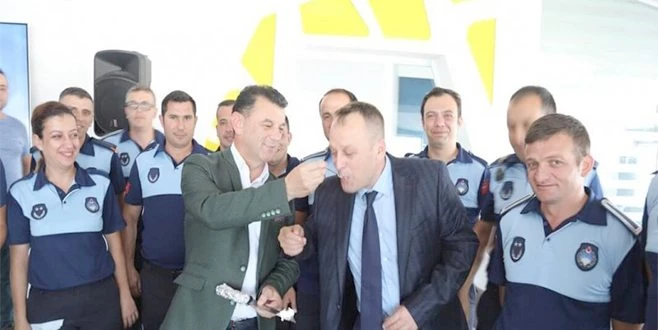 ZABITALARA KENDİ ELİYLE  PASTA YEDİRDİ