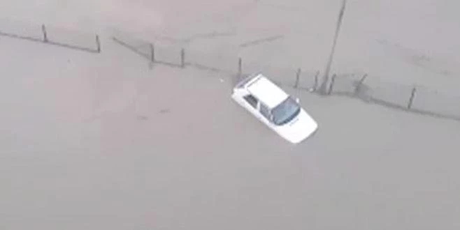 GÖLE DÖNEN YOLDA ARAÇLAR MAHSUR KALDI