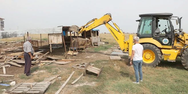 KAPAKLI?DA ÇEVREYE RAHATSIZLIK VEREN AĞILLAR YIKILIYOR