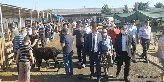 BAŞKAN SARIKURT, KURBAN PAZARI VE MEZBAHADA İNCELEME YAPTI