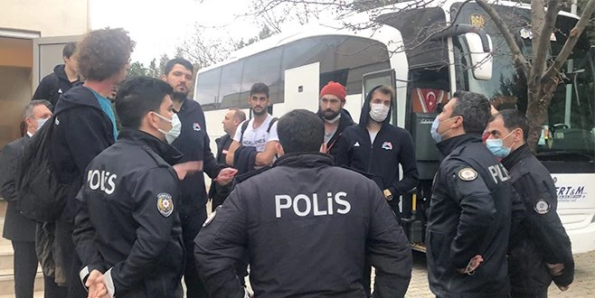  SEYİRCİSİZ MAÇTA OLAY ÇIKTI POLİS BİBER GAZI İLE MÜDAHALE ETTİ